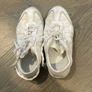 nfinity cheer shoes size 6